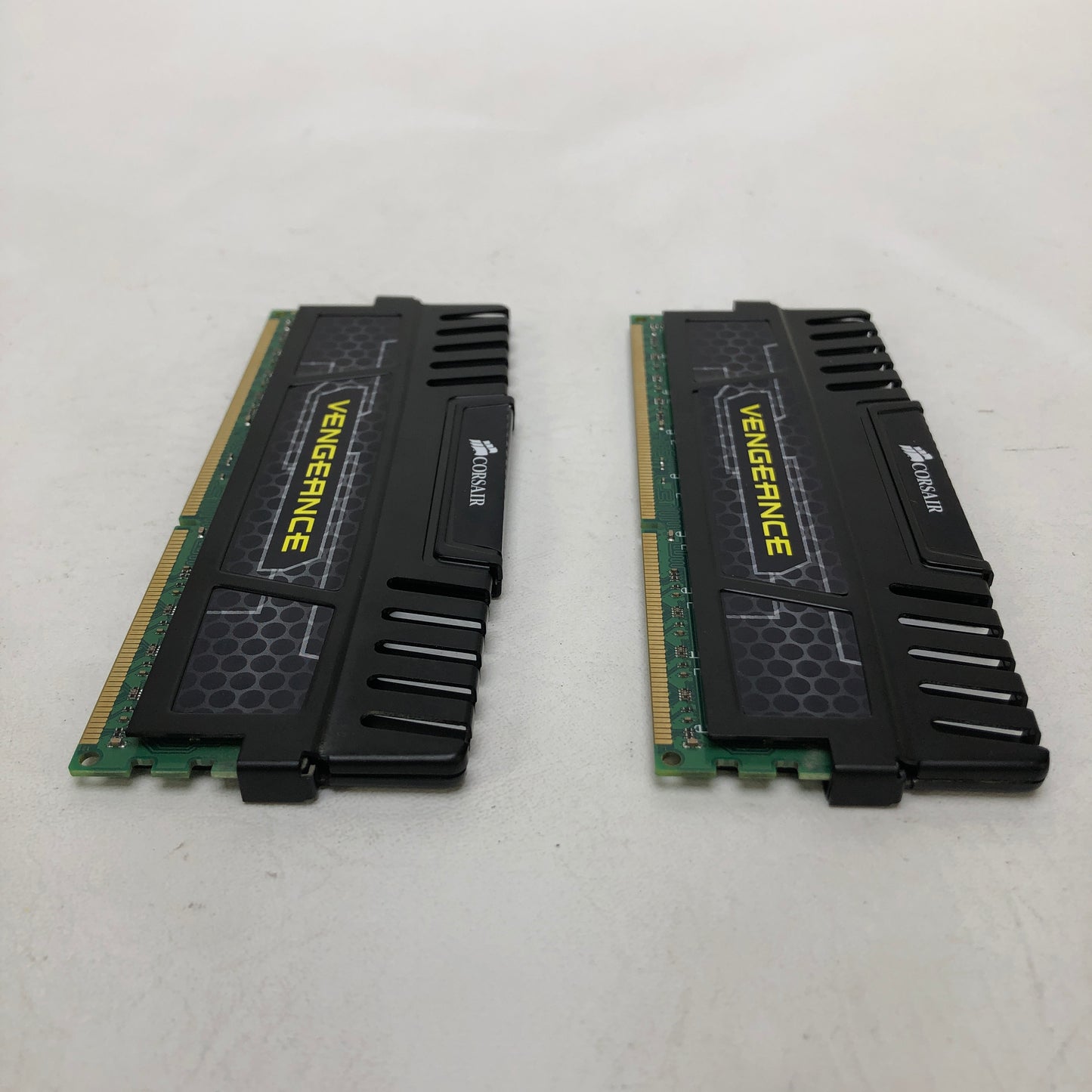 Corsair Vengeance 16GB (2x8GB) RAM DDR4 1600MHz CMZ16GX3M2A1600C10
