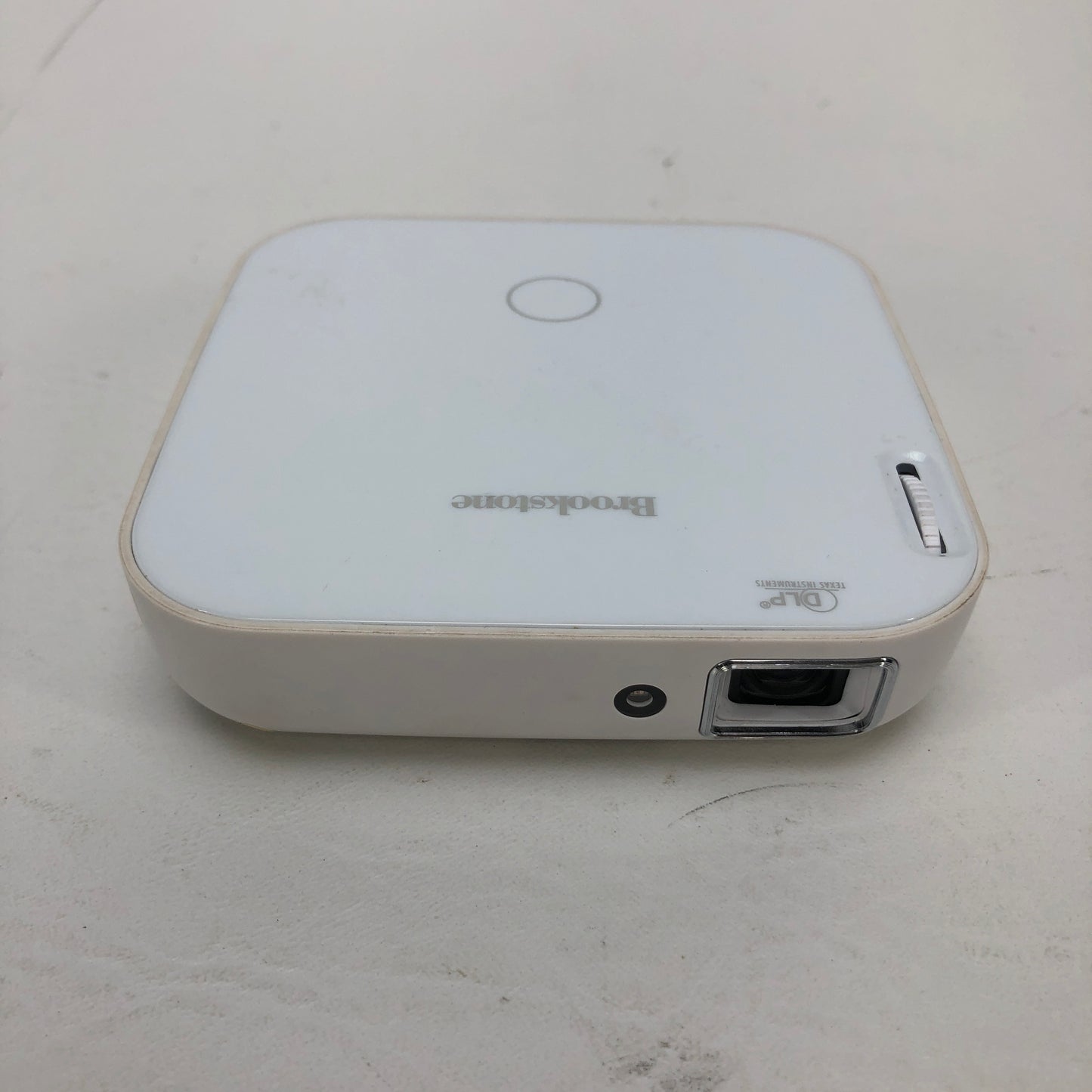 Brookstone Mini Projector 848 x 480 200 Lumens Mini Projector 975362