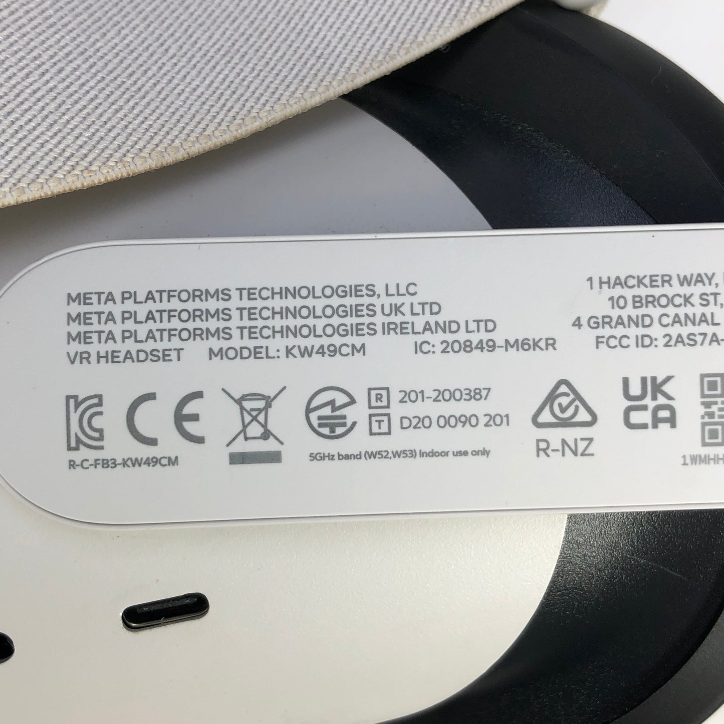 Meta Quest 2 128GB Standalone All-in-One VR Headset KW49CM